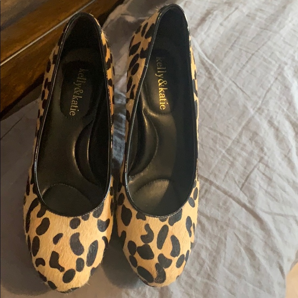 Women’s leopard print pumps